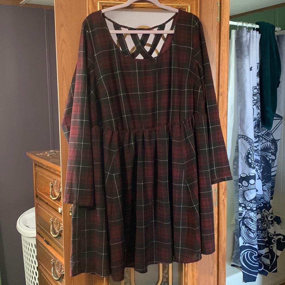 Torrid dark red and black plaid long sleeve dress size 3 with back detailing